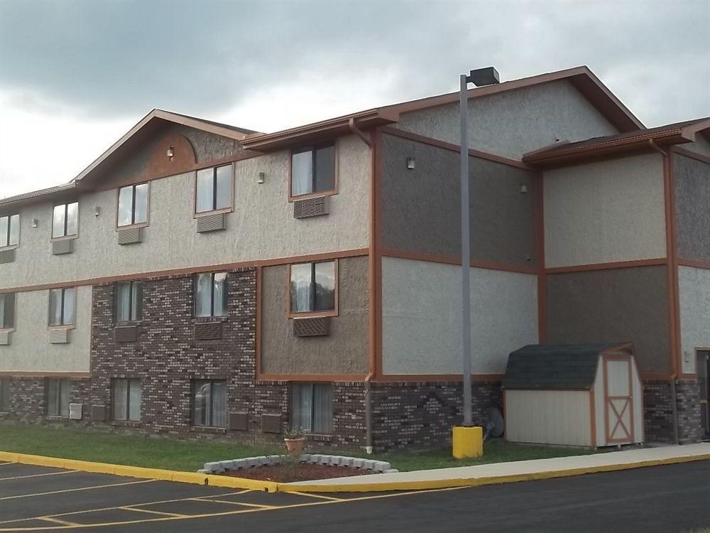 Super 8 By Wyndham Bedford Hotel Exterior photo