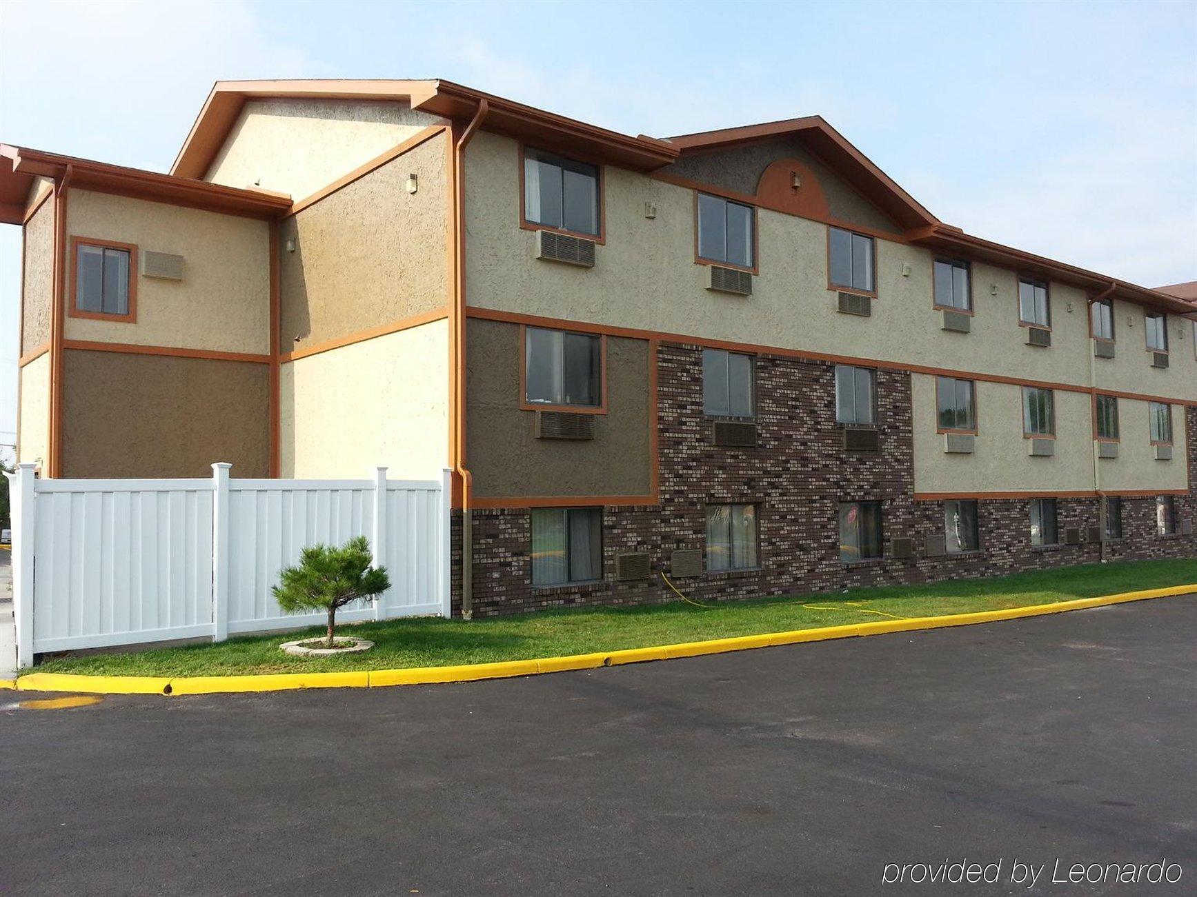 Super 8 By Wyndham Bedford Hotel Exterior photo