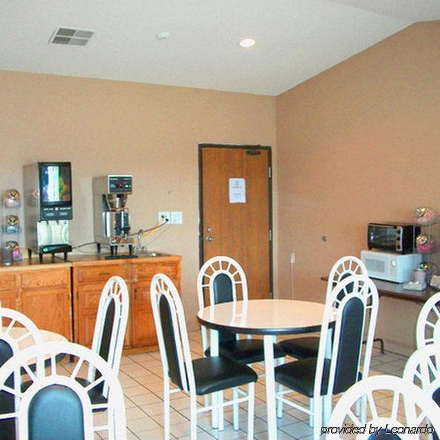 Super 8 By Wyndham Bedford Hotel Restaurant photo