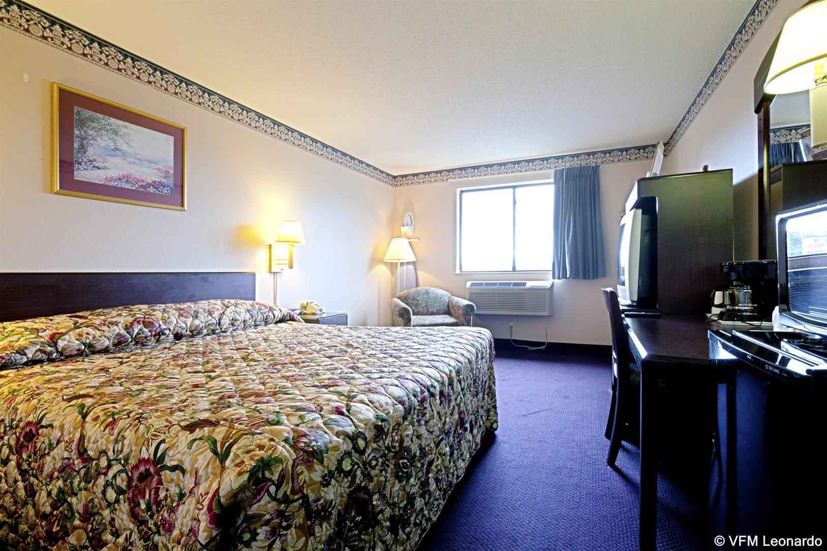 Super 8 By Wyndham Bedford Hotel Room photo