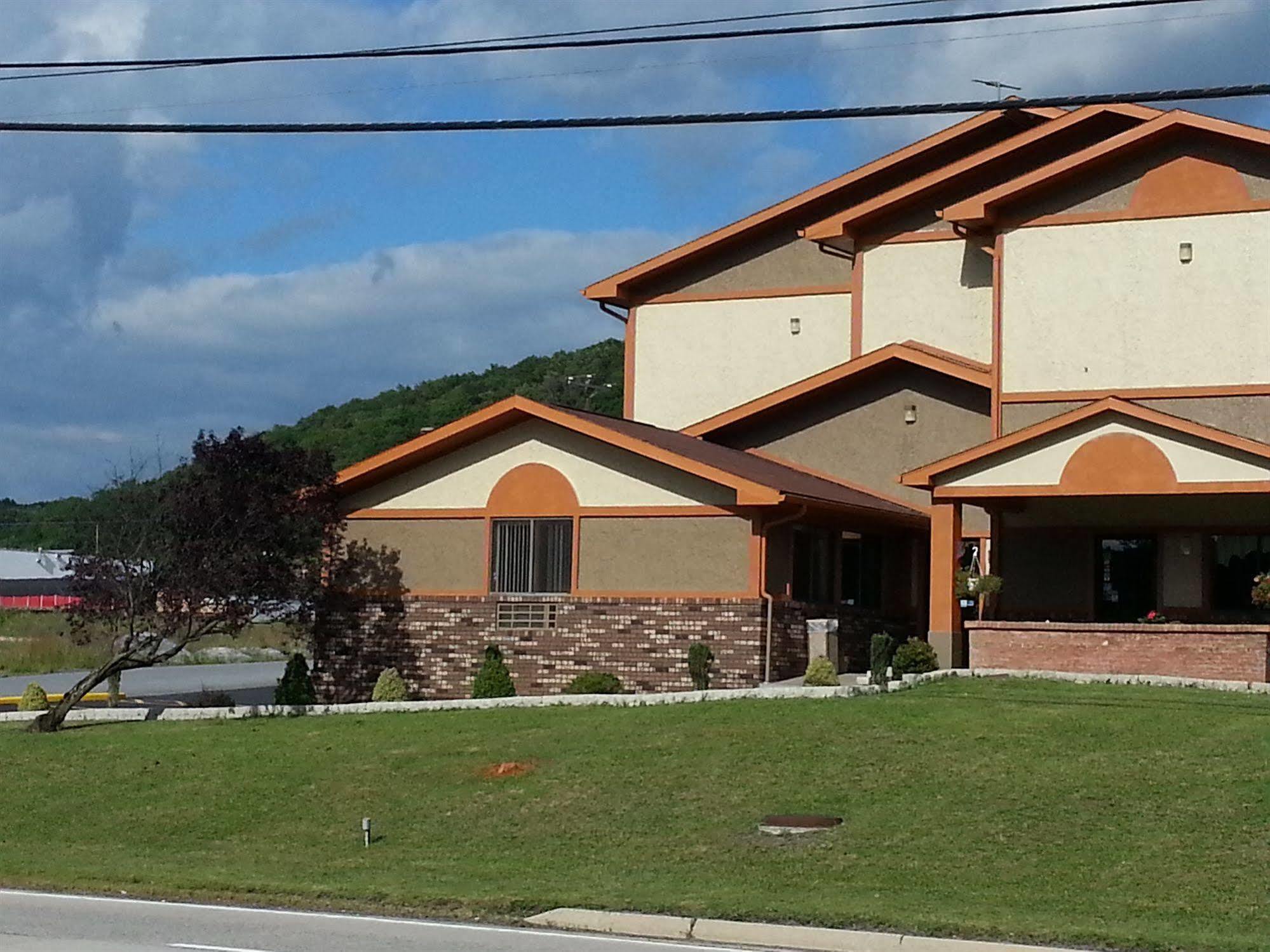 Super 8 By Wyndham Bedford Hotel Exterior photo