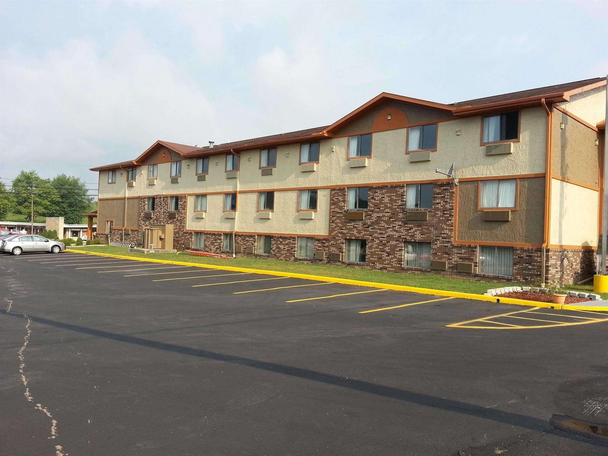Super 8 By Wyndham Bedford Hotel Exterior photo